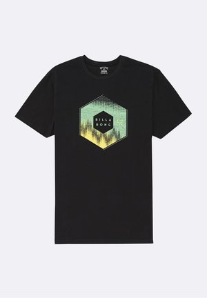 Camiseta negra de manga corta con un gráfico hexagonal en un degradado de verde y amarillo, con la palabra "BILLABONG" en el centro.