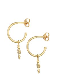 Boucles d'oreilles en or en forme de hoop avec une surface lisse et polie. Chaque boucle présente un petit pendentif avec des perles décoratives attachées.