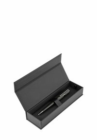 Schwarzer Stift in einer schwarzen rechteckigen Box mit einem sicheren Riemen. Der Stift verfügt über Rillendetails und eine glänzende Oberfläche. Einfaches, elegantes Design.