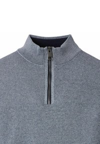 Maglione di colore blu chiaro in maglia, con colletto alto a coste e chiusura frontale a mezza zip.