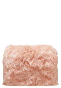 Rektangulär mjuk rosa faux fur-kudde med en fluffig, texturerad yta mot en vit bakgrund.