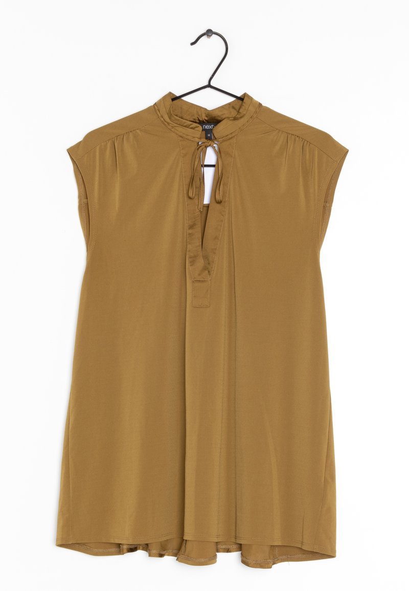 Ruskotinen lyhythihainen paita, jossa on korkea kaula-aukko, avainrei'itys ja nyörit kaula-aukossa. Valmistettu sileästä ja kevyestä kankaasta. Roikkuu koukussa.