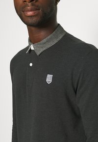 Pier One Polo - mottled dark grey