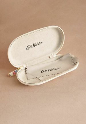 Weißes Brillenetui mit einem weichen Innenfutter, mit dem Markennamen "Cath Kidston" auf der Innenseite. Enthält ein Reinigungstuch.