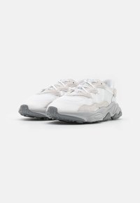 adidas Originals OZWEEGO - Tenisky - footwear white/crystal white/grey two