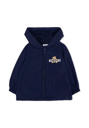 Donkerblauw kinderjack met capuchon, ritssluiting aan de voorkant, elastische manchetten, zijzakken en een teddybeer afbeelding met de tekst "Moschino" op de borst.