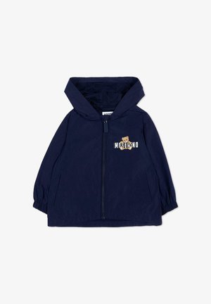 Donkerblauw kinderjack met capuchon, ritssluiting aan de voorkant, elastische manchetten, zijzakken en een teddybeer afbeelding met de tekst "Moschino" op de borst.