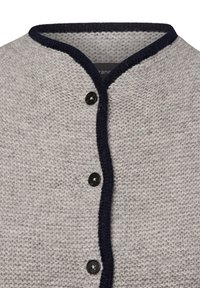 Grijze gebreide cardigan met zwarte knopen en donkerblauwe afwerking langs de kraag en de knopenlijn, close-up weergave.
