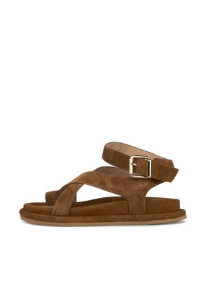 Sandalia de ante marrón con tiras cruzadas, suela gruesa y una correa en el tobillo con hebilla de tono dorado.