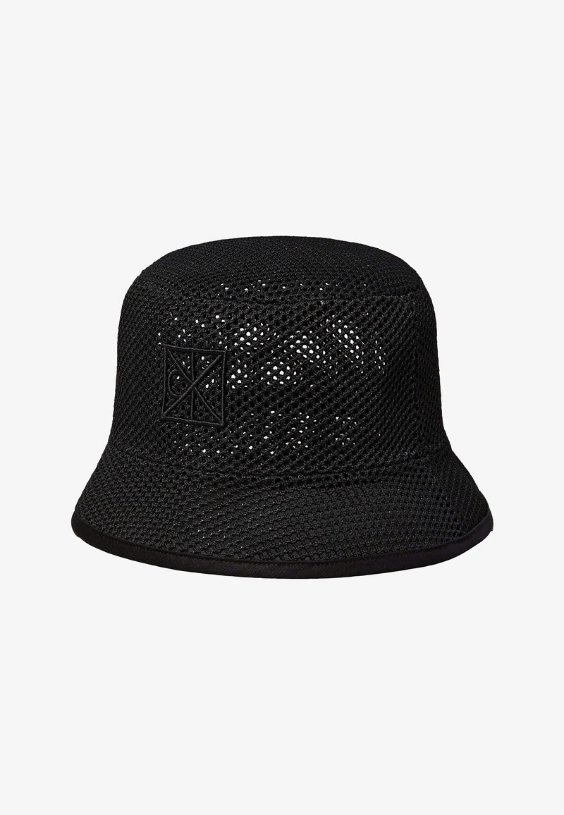 Chapeau seau en mesh noir avec un logo géométrique brodé subtil à l'avant, doté d'un bord légèrement incurvé et d'un tissu respirant.