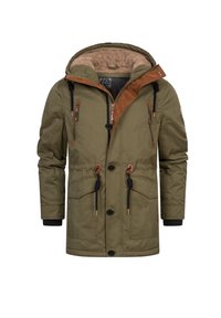 Chaqueta verde oliva con capucha forrada de piel sintética, bolsillos con cremallera y acentos de gamuza marrón. Cuenta con cordones ajustables y puños acanalados.