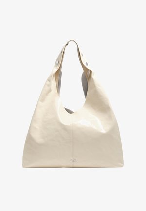 Bolso de hombro de piel suave color crema con correa ancha y detalles de botones plateados, pequeño logo de la marca cerca del centro inferior.