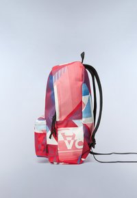 Mochila con un diseño geométrico rojo y azul, fabricada con tela durable, con correas negras ajustables y un bolsillo frontal con cremallera.