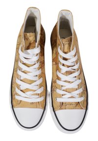 Sneaker alte con stampa mappa color beige, lacci bianchi e suole in gomma bianche. Presentano una punta arrotondata e un upper testurizzato.