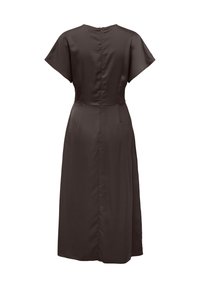 Donkerbruine midi-jurk met korte mouwen, een getailleerde taille en een rits aan de achterkant, getoond van achteren op een witte achtergrond.