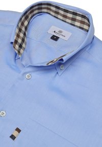 Helles blaues Hemd mit kariertem Kragen und kleinen Taschen-Details. Aus glattem Stoff gefertigt, mit Knopfverschlüssen.