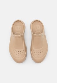 BOSS TITANIUM UNISEX - Mulas - open beige