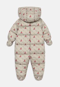 Padded baby jumpsuit w kolorze beżowym z powtarzającym się wzorem niedźwiadka, elastycznymi mankietami i zaokrąglonym kapturem. Posiada pikowaną teksturę oraz zapięcia na zatrzaski.