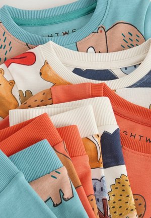 Barvna otroška oblačila z motivi medvedov in drugih živali. Izdelana iz mehke bombažne tkanine, z različnimi rebrastimi ovratniki v modri, koralni in krem barvi.