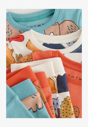 Ropa infantil colorida con estampados de osos y animales. Materiales incluyen algodón suave, con diversos cuellos de canalé en azul, coral y crema.