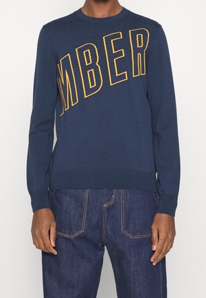 Suéter de punto azul marino con letras bordadas amarillas "MBER" en un formato negrita, cuello redondo, y ribete en el bajo y los puños.