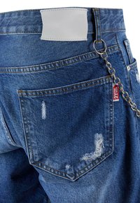 Blauwe spijkerbroeken van denim met een verwassen textuur, een zilveren kettingaccent en een witte leren label op de tailleband, met rafelige zakranden.
