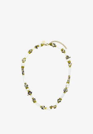Collier de perles comprenant des perles blanches, vertes et noires à motifs, avec des accents dorés. Variations lisses et texturées dans les formes des perles.