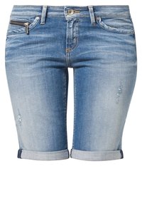 Pantalones cortos de mezclilla azul claro con un acabado desgastado, dobladillos doblados, cinco bolsillos y un bolsillo con cremallera en el lado izquierdo.