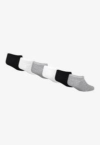 Cinque paia di calze alla caviglia in nero, bianco e grigio. Il materiale sembra morbido con una texture liscia e un design semplice senza motivi.