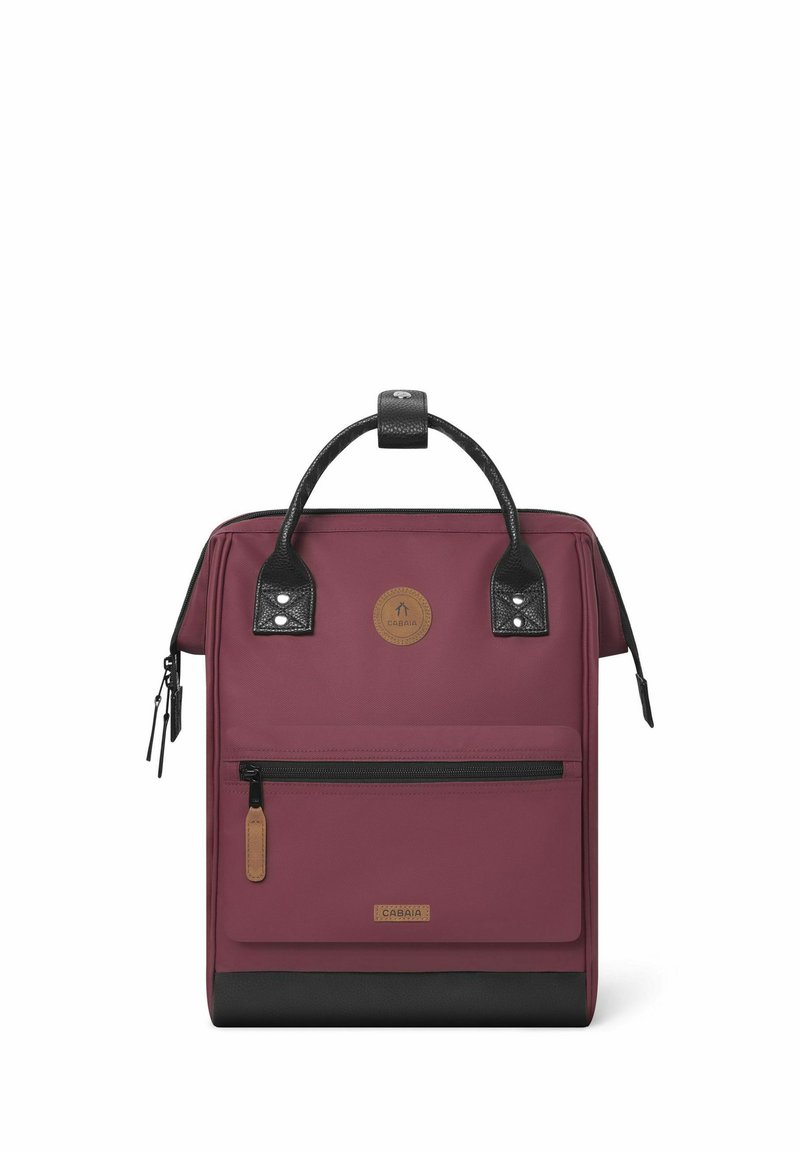Sac à dos bordeaux avec des accents noirs, fond texturé, poignée supérieure, poche zippée à l'avant et patch logo rond. Finition en tissu lisse.