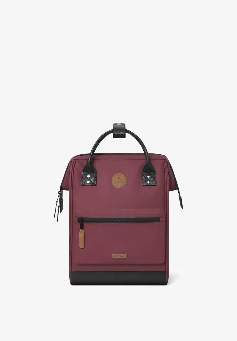 Zaino bordeaux con dettagli neri, fondo texturizzato, manico superiore, tasca con zip frontale e patch rotondo con logo. Finitura in tessuto liscia.