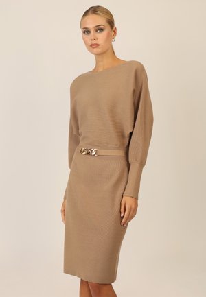 Braunes, geripptes Strickkleid mit Schiffsausschnitt, langen Ärmeln und figurbetonter Silhouette, das ein goldfarbenes Kettenakzent in der Taille hat.