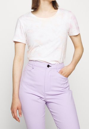 T-shirt tie-dye rosa chiaro e bianco con maniche corte e scollatura rotonda, abbinato a pantaloni lavanda a vita alta con tasche laterali.