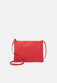 Rød læder crossbody taske med en tekstureret overflade, guldhardware, lynlåslukning og en justerbar skulderrem. Enkel rektangulær form.