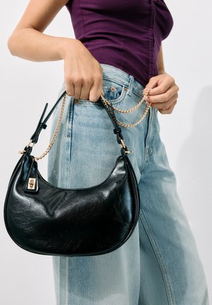 Stradivarius, COMPACT SHOULDER BAG WITH CHAIN - Håndtasker - black