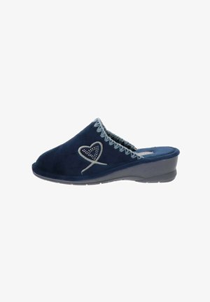 Zapatilla de color azul marino con material de ante, adornada con un diseño de corazón y costuras decorativas. Presenta un tacón bajo y una suela texturizada.