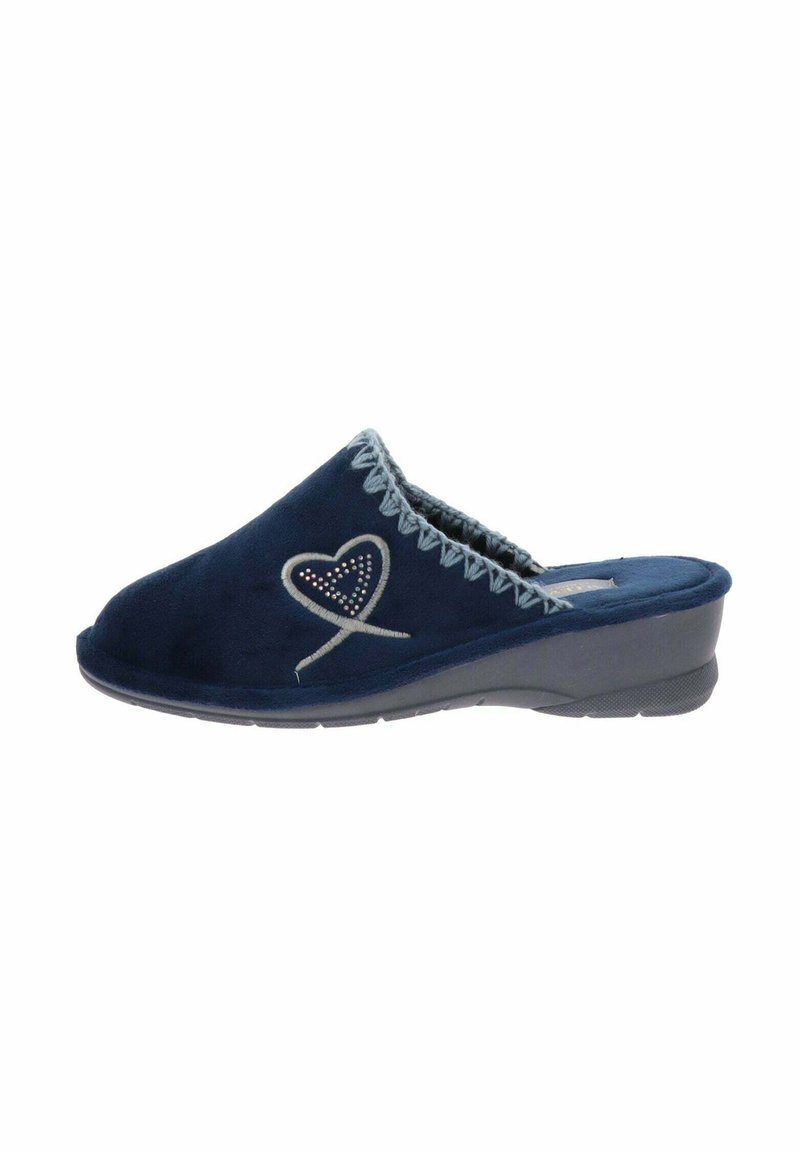 Navy blauwe slipper van suède materiaal, versierd met een hartontwerp en decoratieve stiksels. Heeft een lage wiggenhak en een gestructureerde zool.