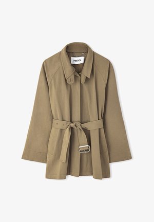 Gabardina caqui con cintura ceñida, mangas anchas y cuello abotonado. Presenta una tela texturizada y un acento de hebilla plateada.