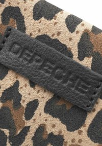 Leopardprint-textuur suede met zwart leren accent; beschikt over de ingebedde merknaam "DEPECHE." Natuurlijke kleuren: beige, bruin en zwart.