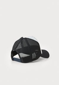 Sort mesh kasket med en buet skygge og et lyse farvet frontpanel. Justerbar rem bagpå med flere størrelsesmuligheder.