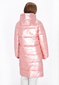 Hosszú puffertakaró, fényes világos rózsaszín anyagból, kapucnival, bordázott textúrával és vízszintes steppelési résszel. Hátsó nézet bemutatva.