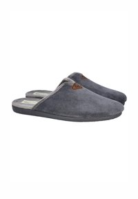 Zapatillas de tela gris con una parte superior texturizada, suela de goma negra y un pequeño detalle de logo de cuero marrón en el lateral superior.