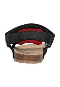 Zwarte sandal met gestructureerde banden, rode gewatteerde accenten en kurken zool. Zicht vanaf de achterkant, die het verstelbare bandontwerp en de lichte constructie toont.