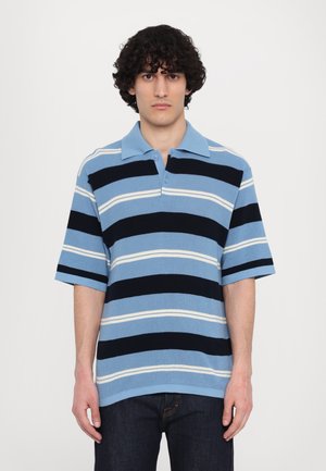 Kortermet polo skjorte i lyseblått med marineblå og hvite striper. Har krage og mykt teksturert stoff. Avslappet passform.