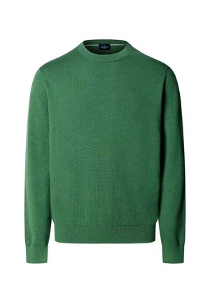 Pull vert en maille avec un col rond, manches longues, poignets et ourlet côtelés. Présente un logo brodé subtil sur la poitrine.