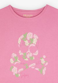 Roze katoenen T-shirt met een grafisch ontwerp van een bloemendoodskop en kruisbotten in groen en wit. Ronde halslijn met een zachte textuur en een casual pasvorm.