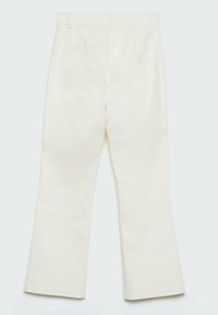 Pantalon blanc évasé en tissu lisse, avec une taille haute, deux plis sur le devant et des coutures soignées le long des ourlets.