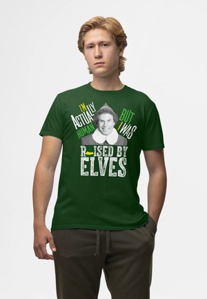 Mørkegrøn bomulds T-shirt med hvid og gul tekst, samt et sort-hvidt billede af en smilende person i en elverkostume.