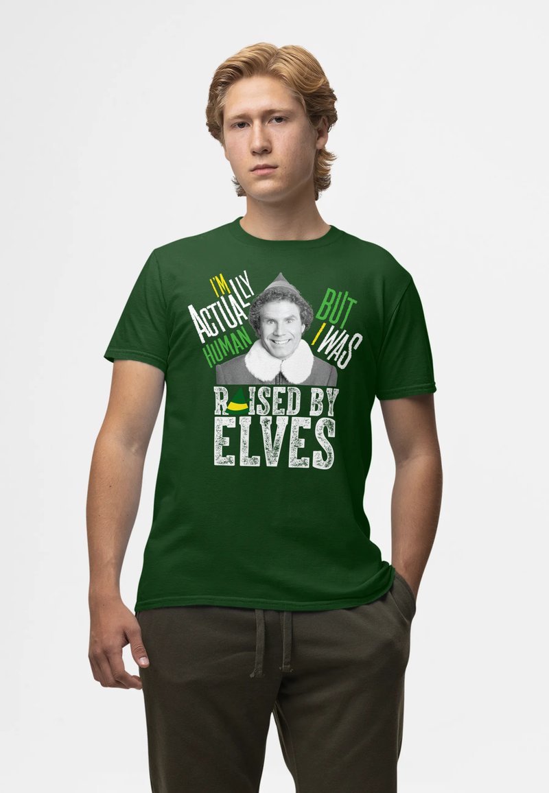 Tmavě zelené bavlněné tričko s bílým a žlutým potiskem textu, na kterém je černobílý obraz usmívající se osoby v kostýmu elfů.