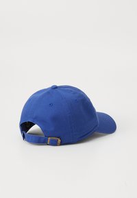 Blaues Baumwoll-Baseballcap mit gebogenem Schirm, verstellbarem Riemen und einfarbigem Design. Mit einem Knopf oben und Belüftungsöffnungen.